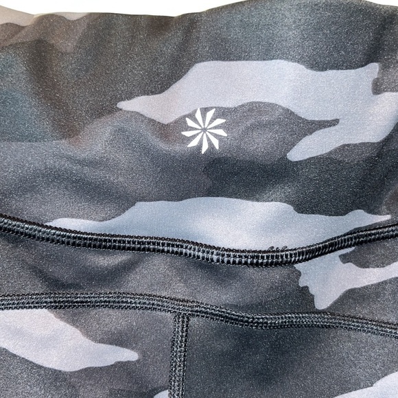ATHLETA dark camo 7/8 legging size 1X - Picture 10 of 13